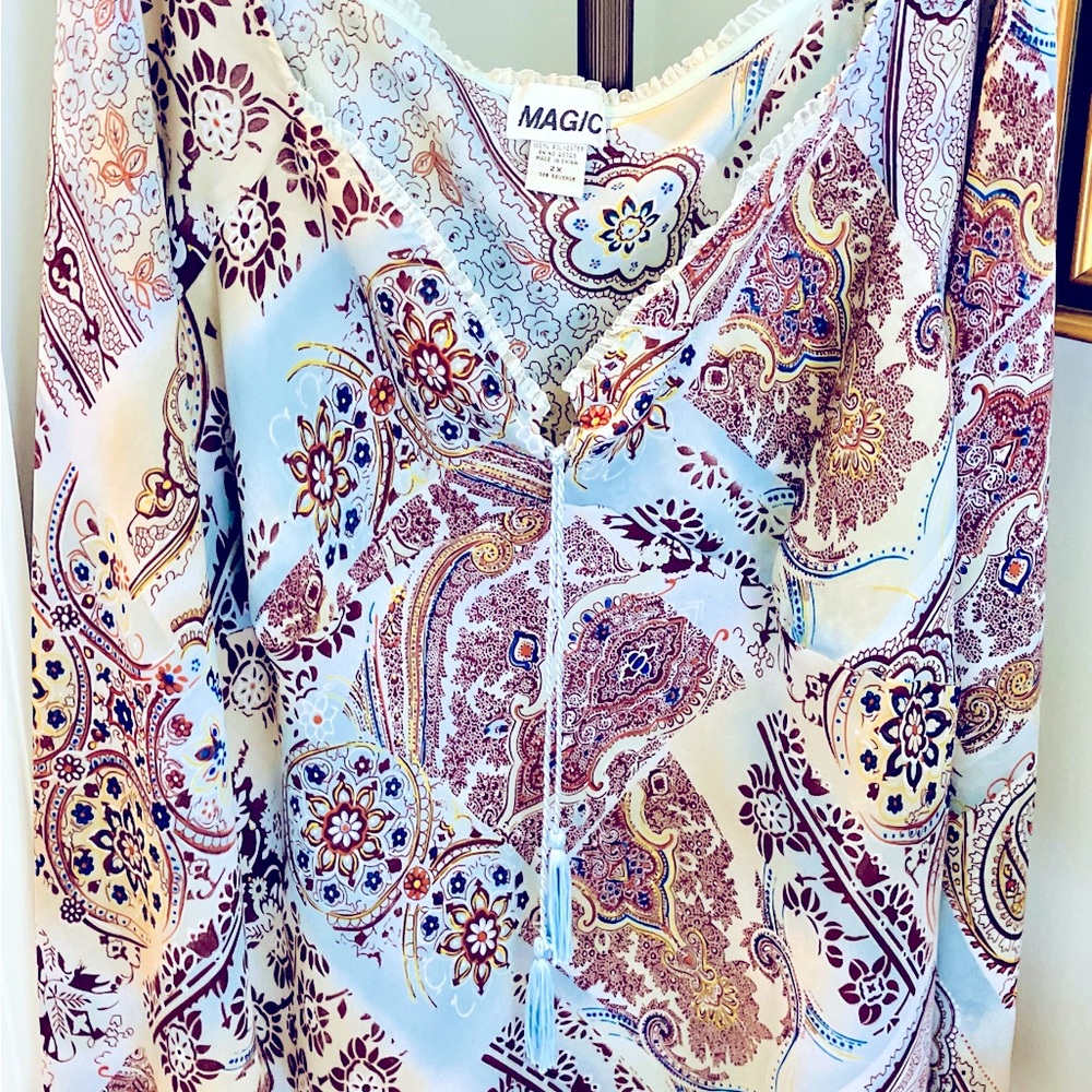 WOMEN’S COLD SHOULDERS BEAUTIFUL TOP SIZE 2X. SOFT FEMININE, COLORFUL FLORALS